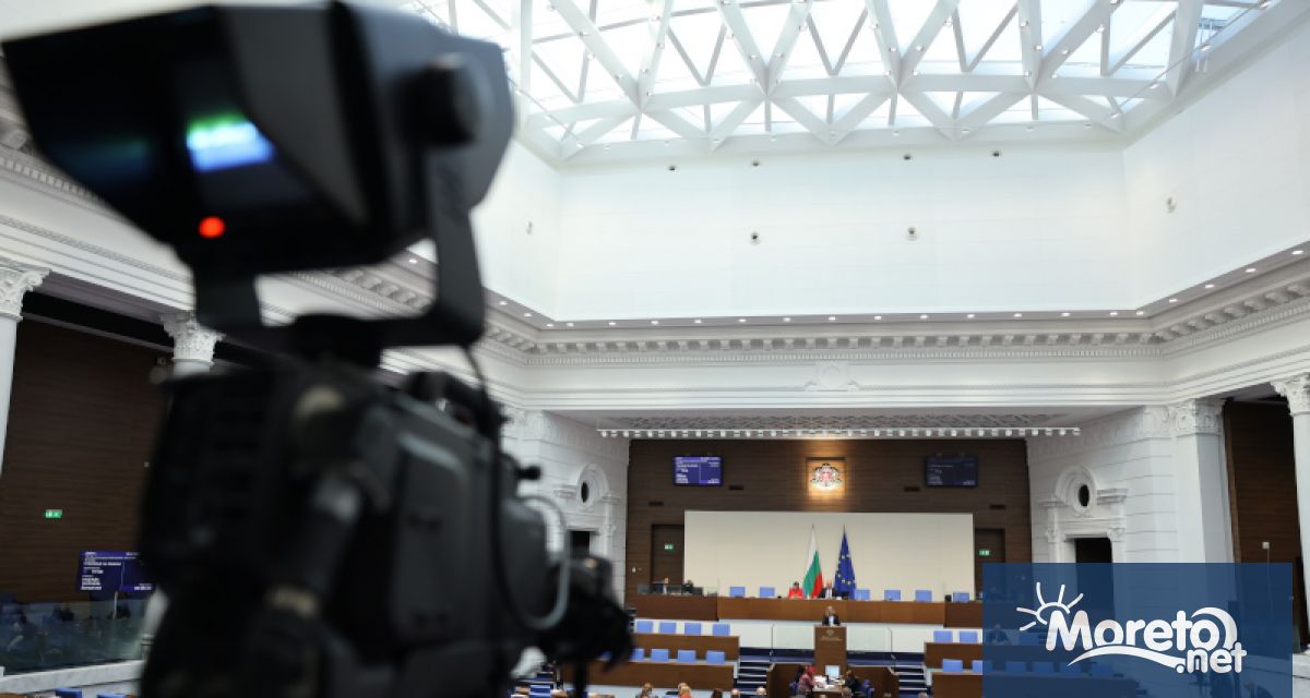 Промените в Конституцията вече са факт след като Народното събрание