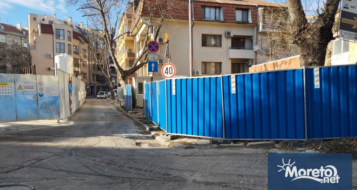 Строителни фирми в централната част на града са оградили тротоари