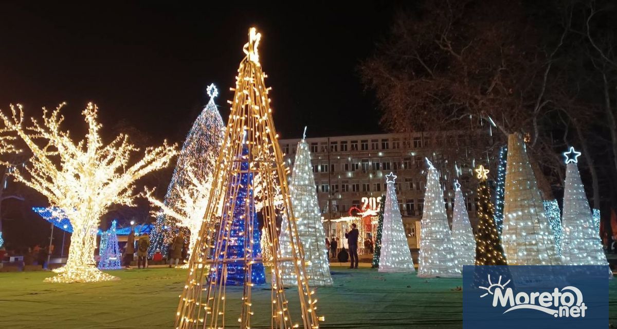 Промяната в празничния вид на морската столица тази година не