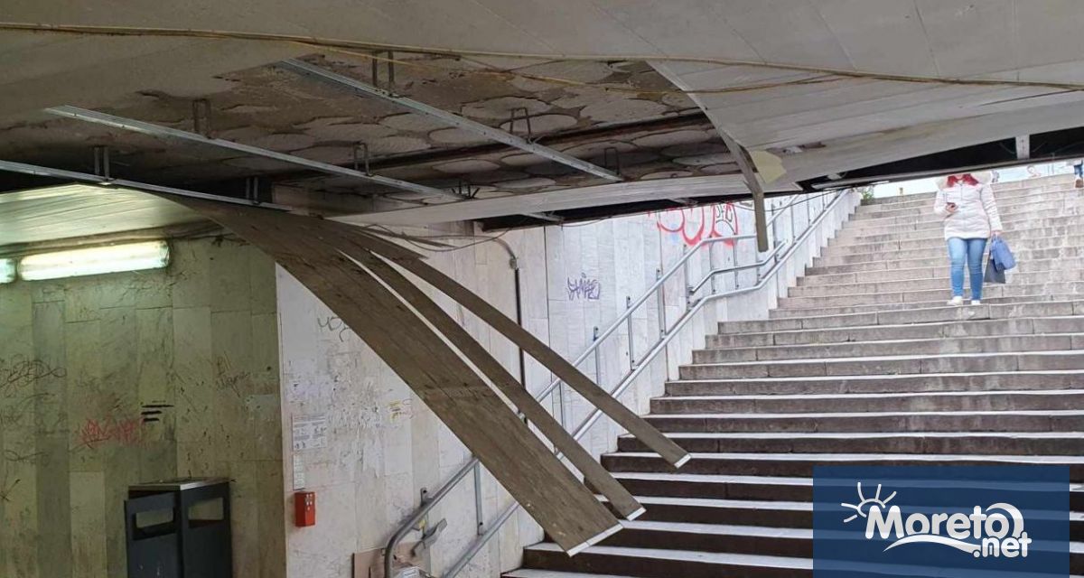 Таванът на подлеза до Катедралата във Варна се разпада застрашително