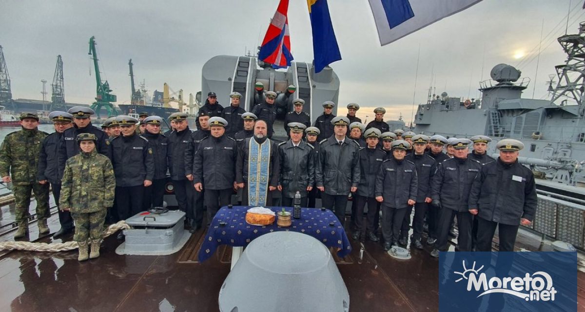 С тържествено вдигане на флага гюйса и флаговете за разцветяване