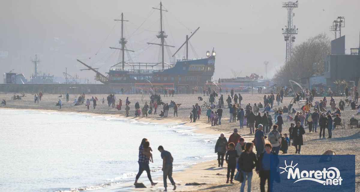 Слънчевото и тихо време във Варна изкара хиляди жители на