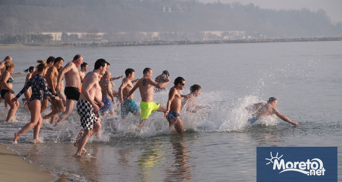 Близо 50 варненци отбелязаха настъпването на Новата година като влязоха