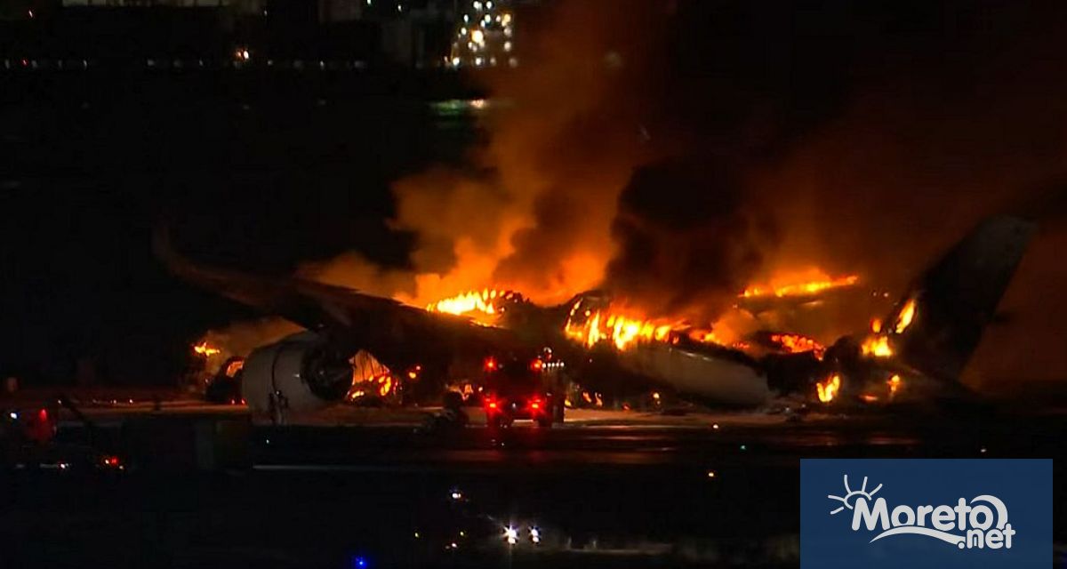 Самолет на Japan Airlines избухна в пламъци след кацане на