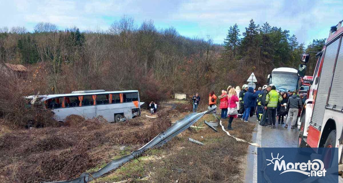 Автобус с туристи се е ударил в тежкотоварен автомобил и