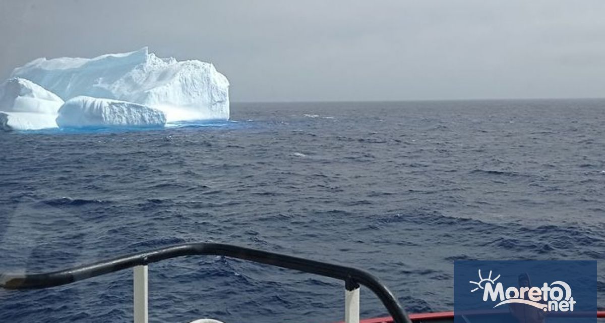 Научноизследователският кораб Св св Кирил и Методий НИК 421 навлезе