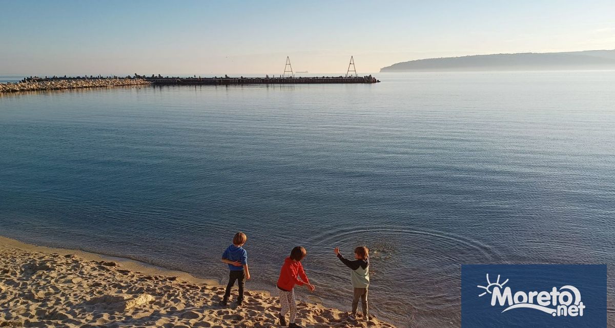 През нощта над западната половина от страната облачността ще се