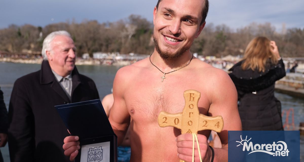 Близо 140 души се хвърлиха за кръста в морето във