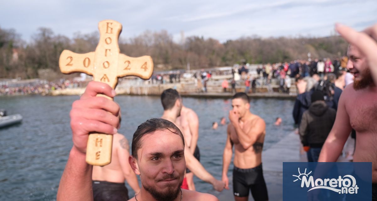 Близо 140 души се хвърлиха за кръста в морето във