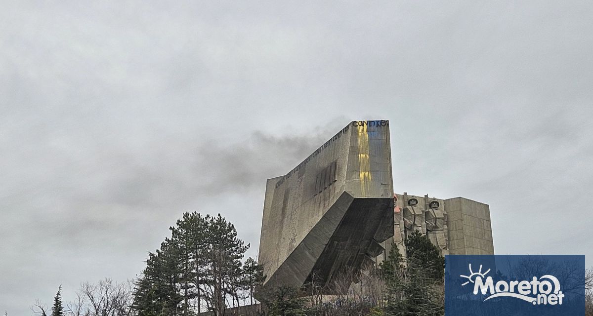 Черни сажди излизат от вътрешността на монумента на Парк паметника на
