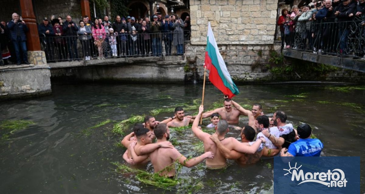 На Йордановден в Девня 14 смелчаци се хвърлиха в река