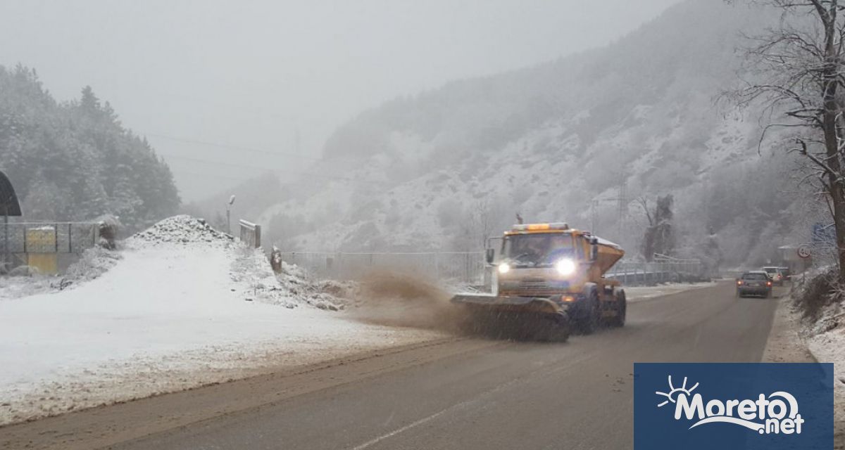 680 снегорини са почиствали републиканските пътища през нощта В момента