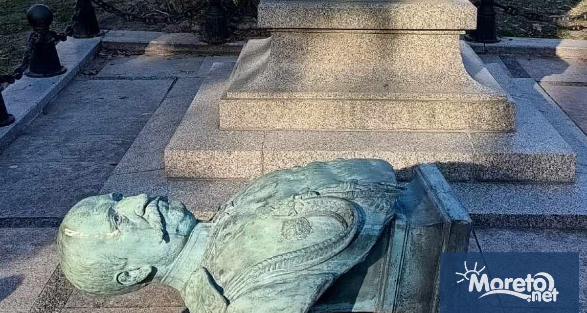 Ново посегателство срещу паметника на граф Игнатиев във Варна (снимки ...