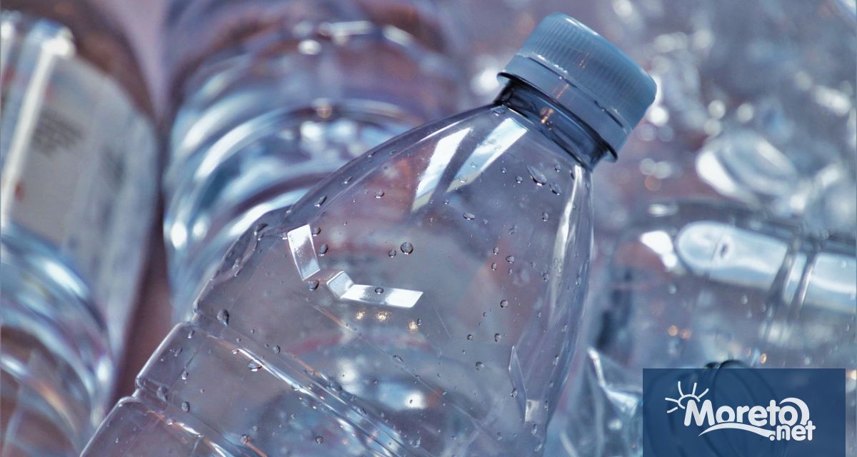 Ново проучване установи, че бутилираната вода съдържа стотици хиляди нанопластмаси.