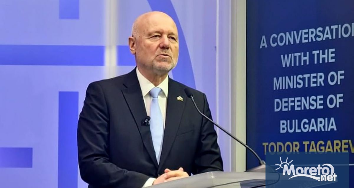 Министърът на отбраната Тодор Тагарев и началникът на отбраната адмирал