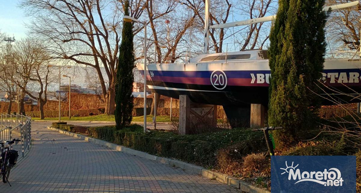 Пропада тротоарът под басейн Приморски видя репортер на Moreto net В рамките