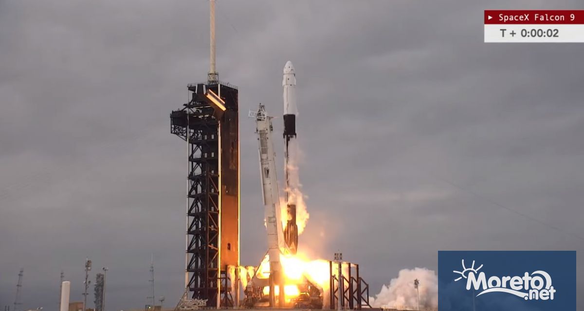 Първият астронавт на Турция Алпер Гезеравджъ и трима други членове