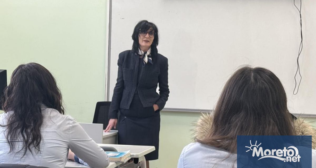 С въпрос към единадесетокласниците от Варненска търговска гимназия Колко Конституции