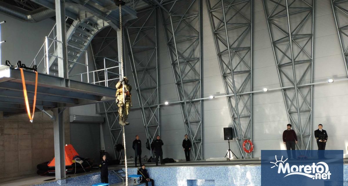 Със зрелищна демонстрация по комплексно водно спасяване откриха новопостроения басейн