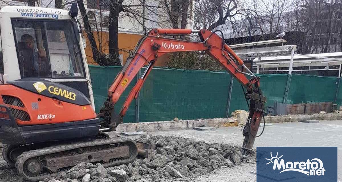 Премахват излетия бетон в двора на архитектурния паметник в центъра