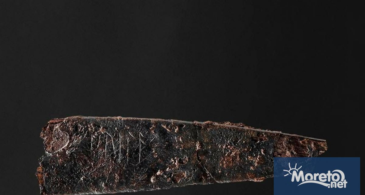 Надписът върху ножа изписва hirila“, което означава малък меч“ на