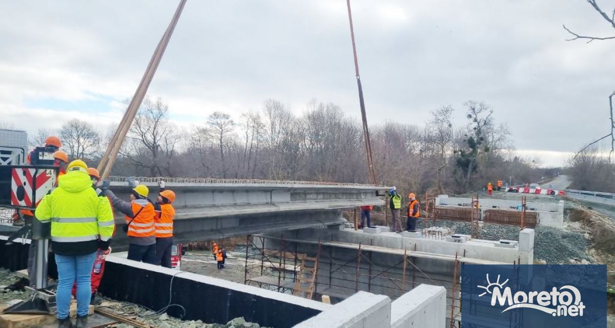 В срок се изпълняват строителните дейности на новия мост над