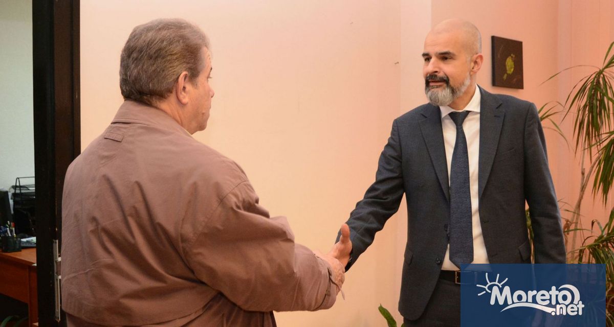 Писателят Васил Гинев представи пред заместник кмета по образование и култура