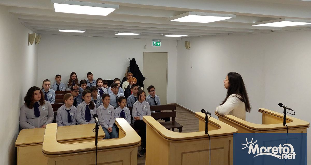 Петокласници от Основно училище Константин Арабаджиев посетиха Районен съд –