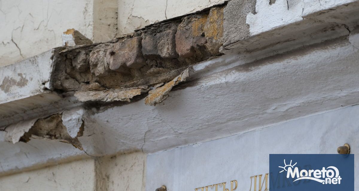 Фасадата на сградите в които се помещава Професионалната гимназия по