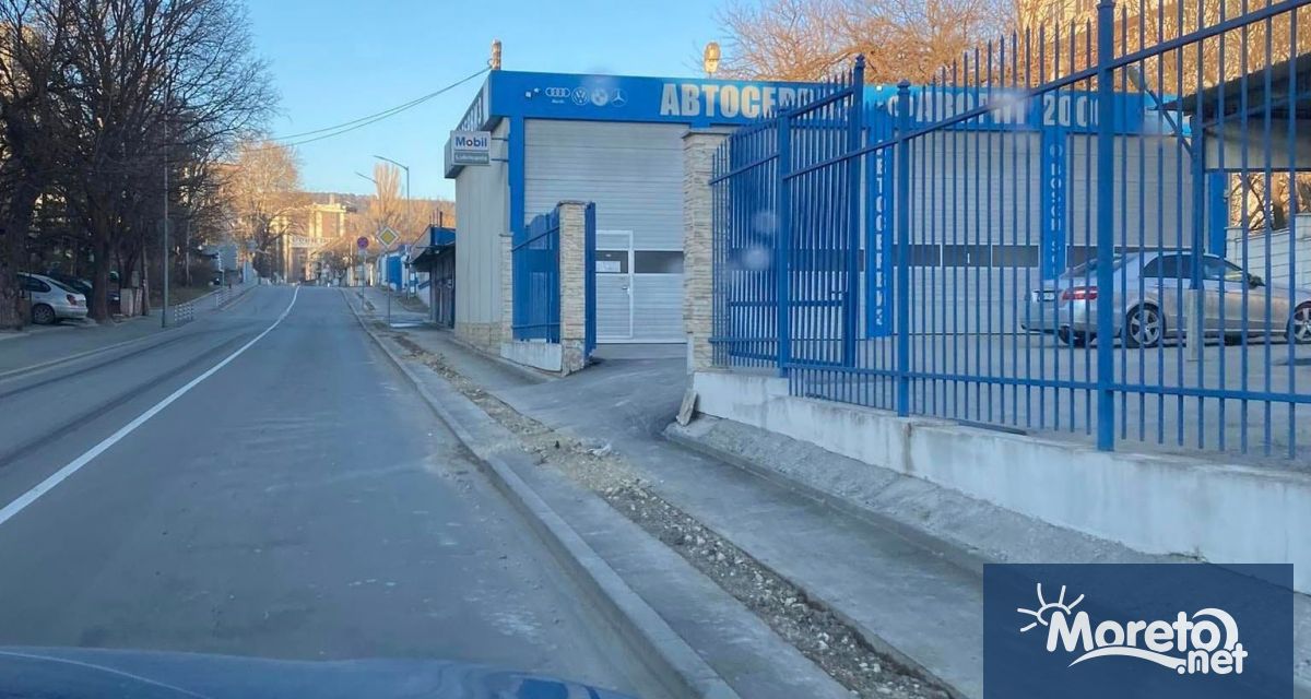 Част от положения преди месеци асфалт върху тротоарите край ул