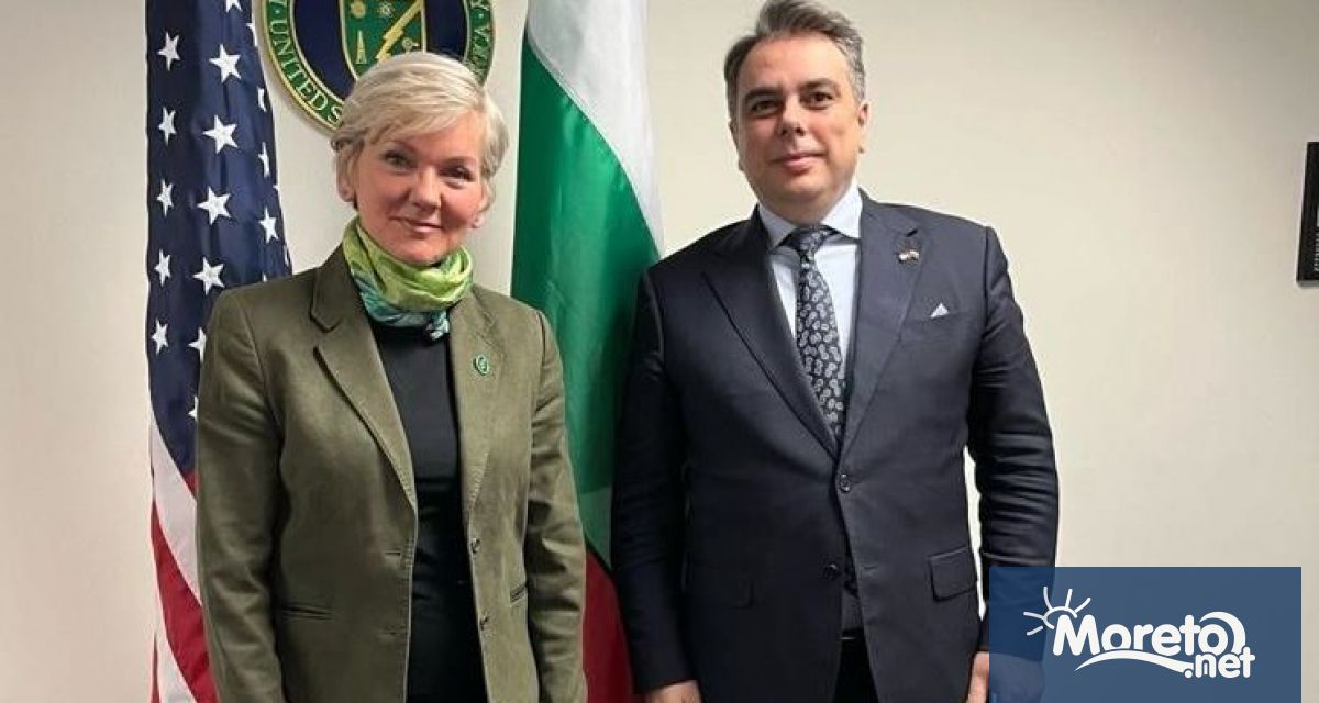 Министърът на финансите Асен Василев разговаря със секретаря по енергетика