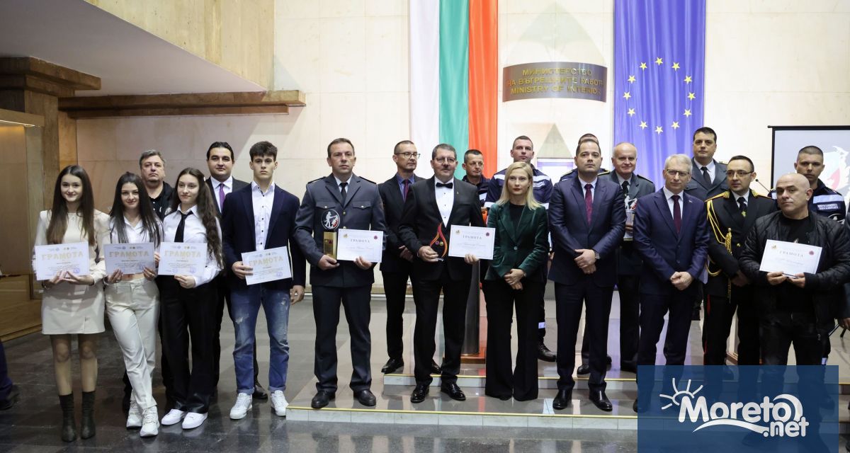 Премиерът акад Николай Денков връчи наградата Пожарникар на годината на