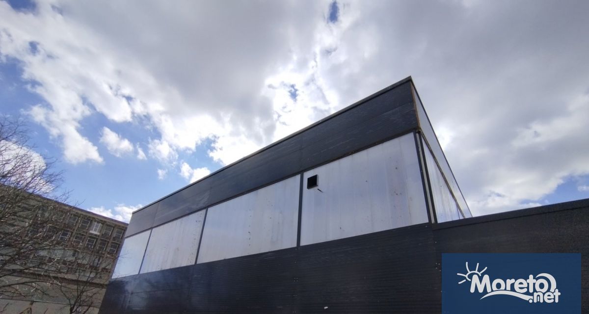 Дупките в конструкцията на недовършения салон на СУ Найден Геров