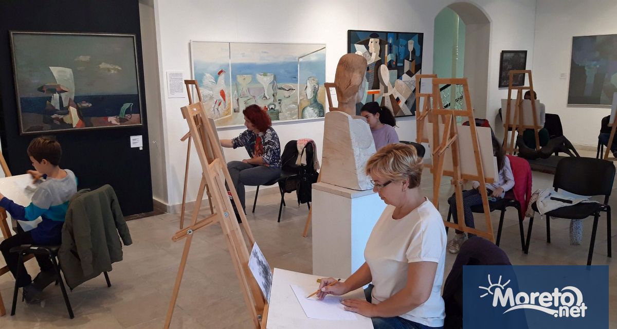 Градската художествена галерия Борис Георгиев Варна и Галерията за