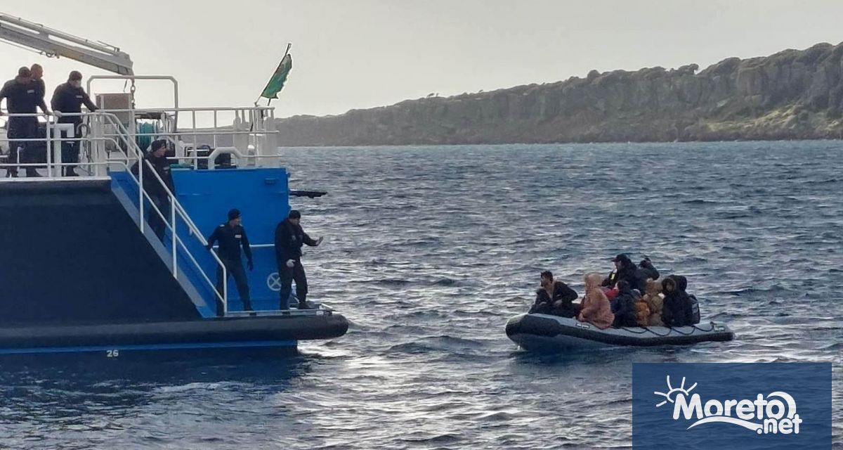 Българският граничен кораб Балчик спаси 44 бедстващи мигранти до остров