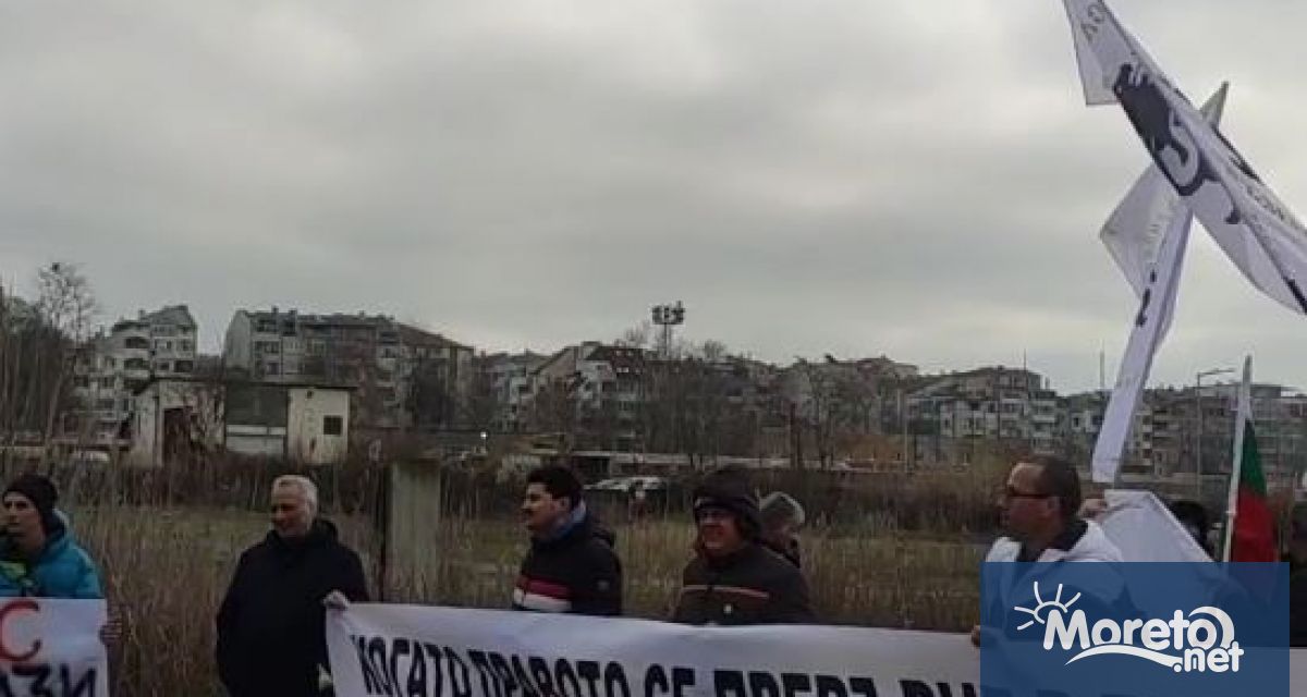 Членове и симпатизанти на политическа партия Възраждане блокираха пристанище Бургас запад Поводът