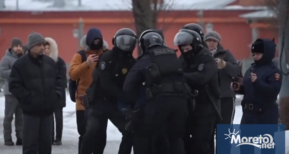 Над 400 души бяха задържани в Русия, докато отдаваха почит