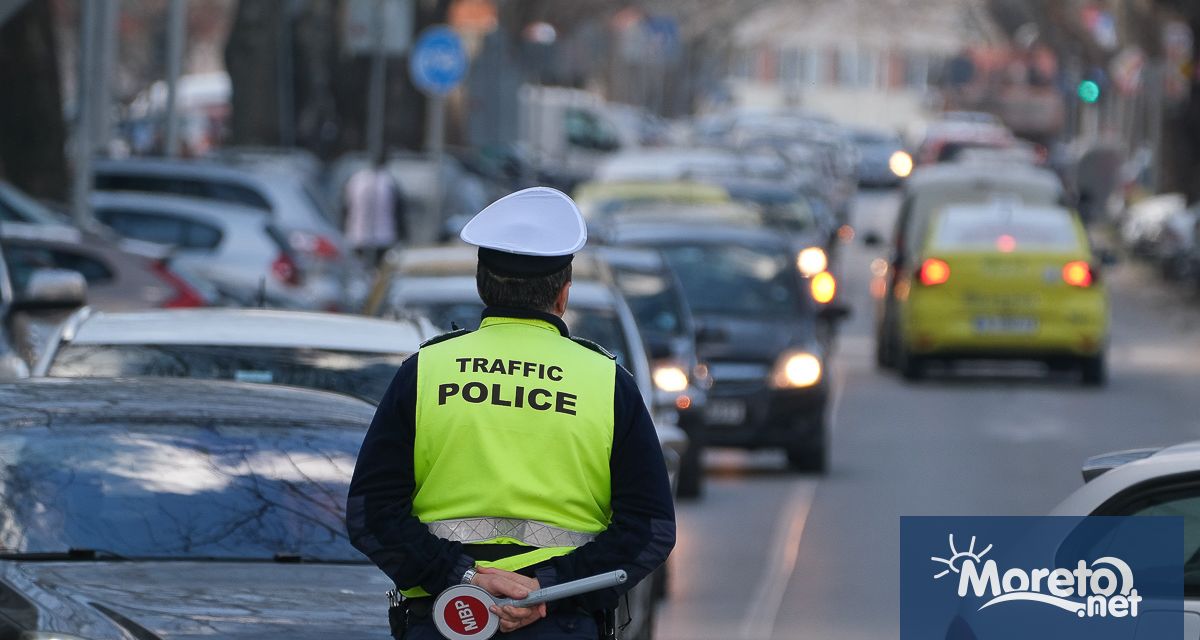 Инспектори от Пътна полиция при ОДМВР Варна влизат в