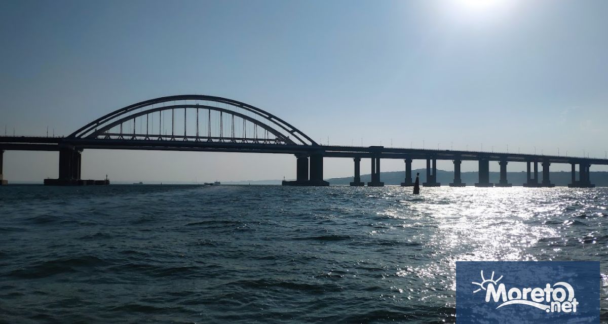 Движението на автомобили беше преустановено за кратко над Кримския мост