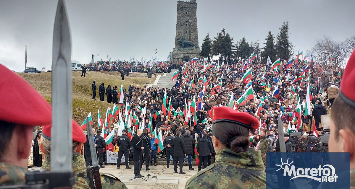 Хиляди българи се събраха днес на историческия връх Шипка за