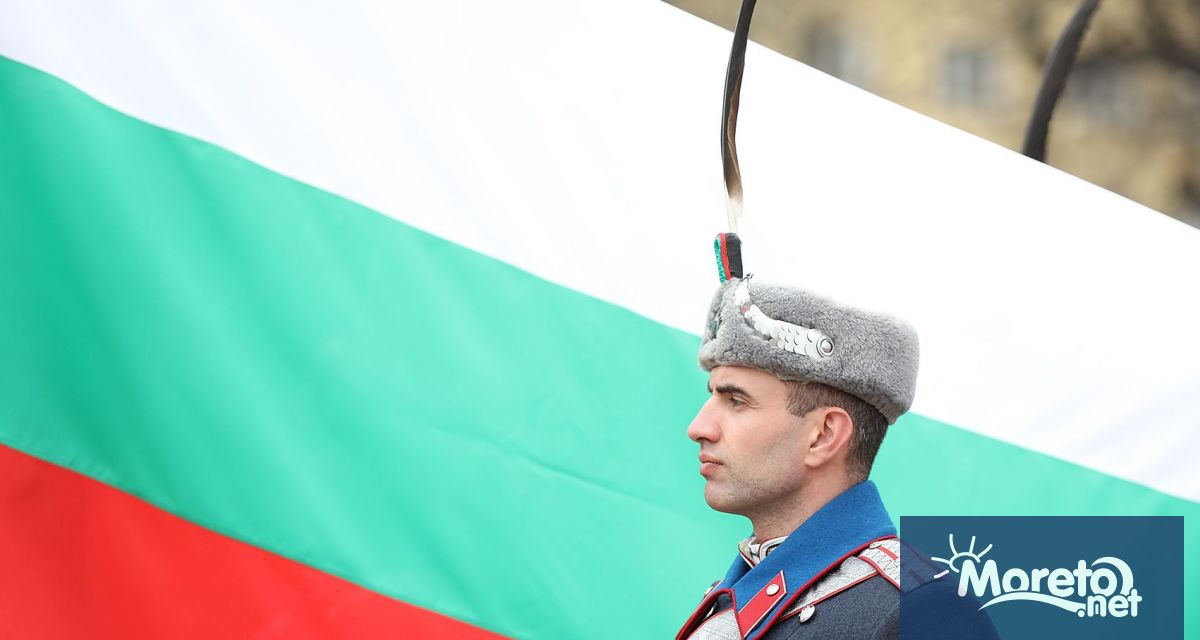 С издигане на Националното знаме на Република България пред паметника