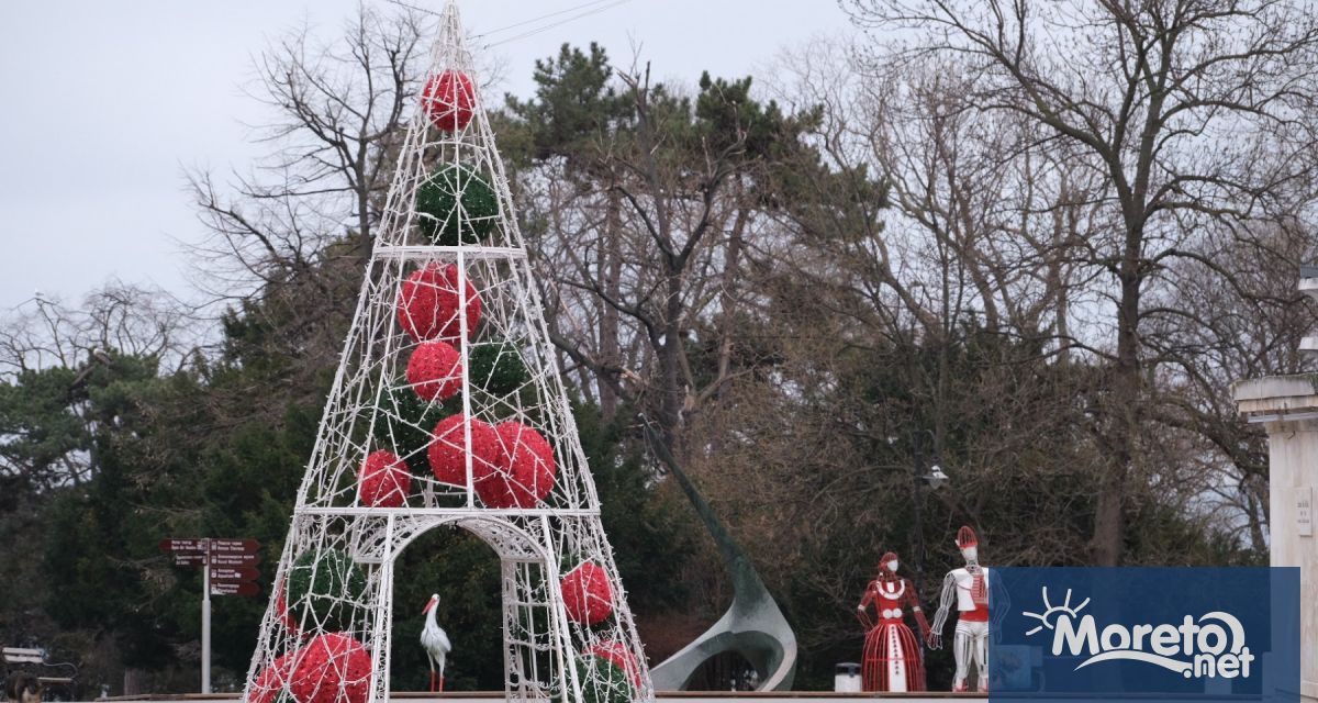 Коледната украса все още чака да бъде прибрана видя репортер