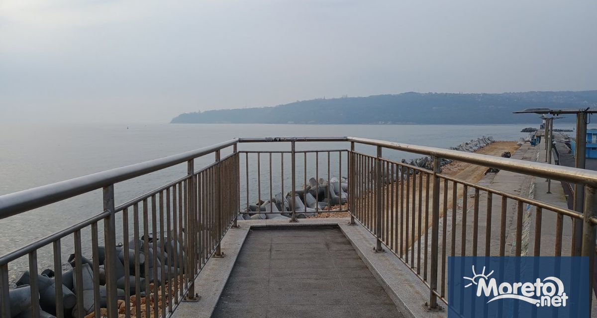 Пасарелката на Морска гара тъне отново в ръжда видя репортер