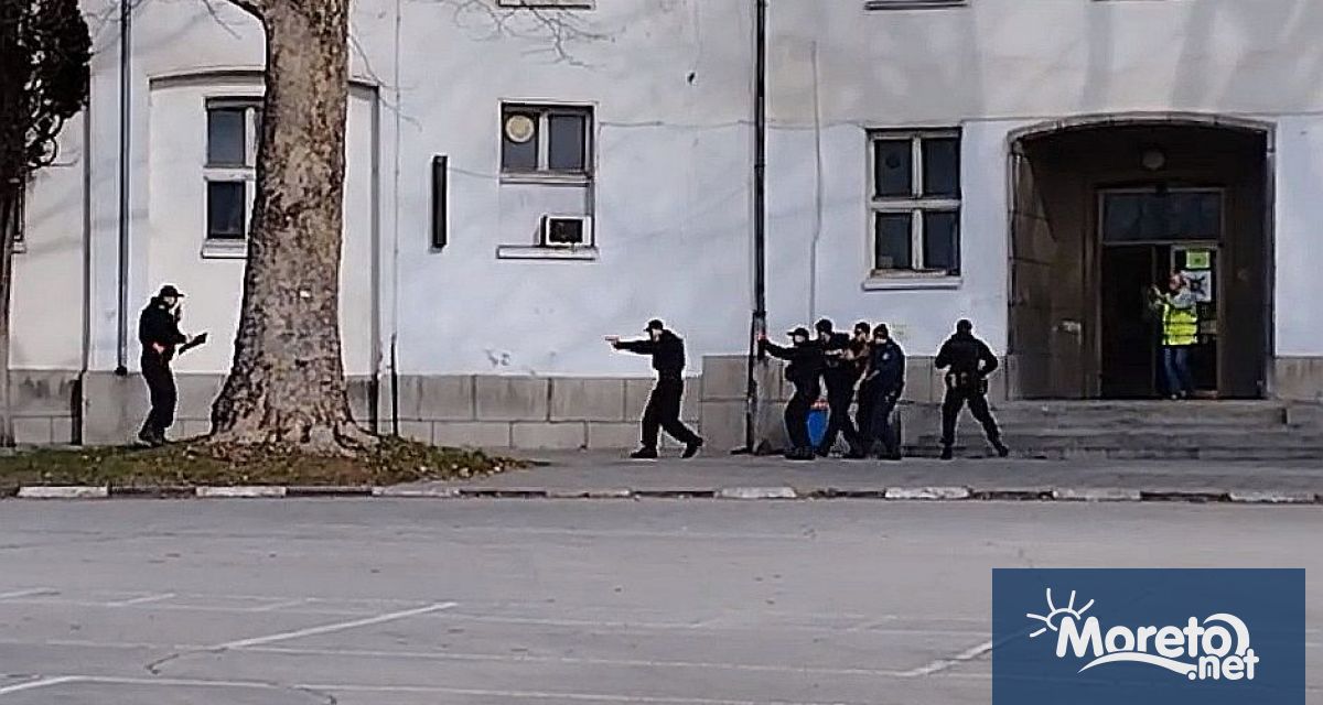 Над 100 души се включиха в антитерористично учение което се