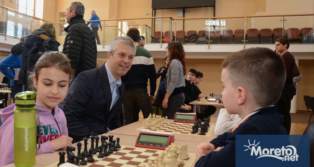 Кметът Коцев откри с първи шахматен ход Ученическа купа Варна