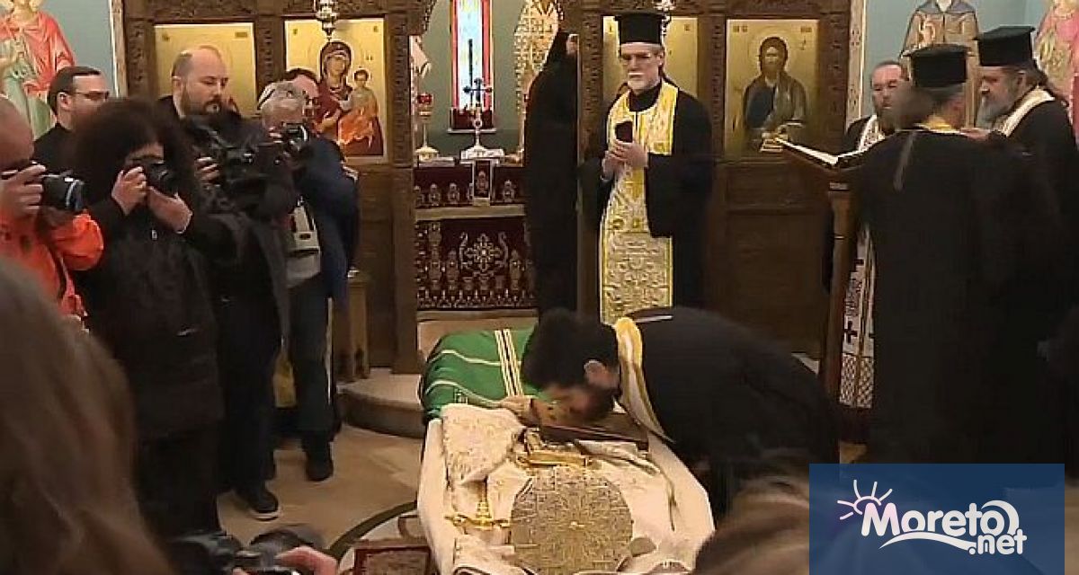 Митрополити се поклониха пред тленните останки на Патриарх Неофит в