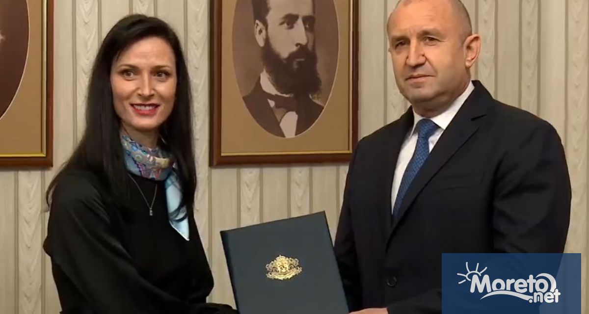 Президентът Румен Радев връчи проучвателния мандат за съставяне на правителство