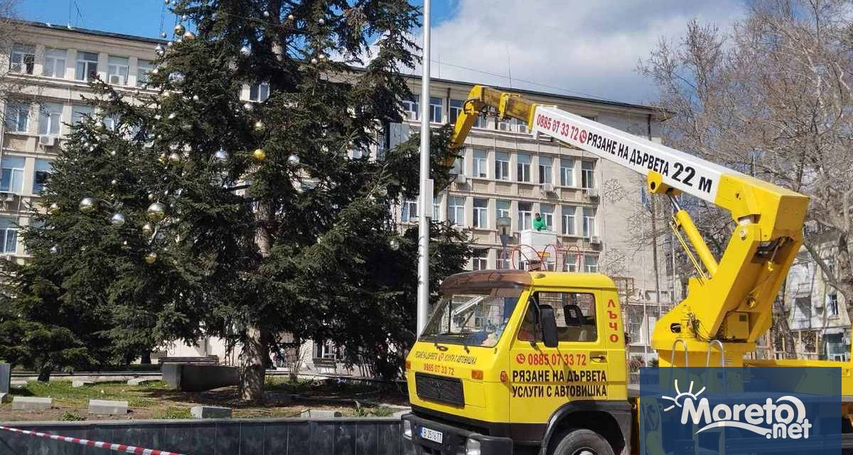Започна премахването на коледната украса във Варна видя репортер на