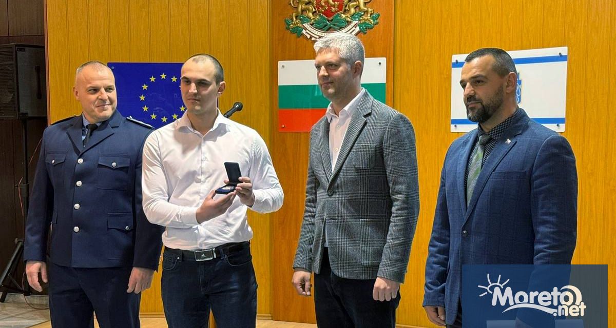 Служител на Общинска полиция във Варна получи награда от кмета