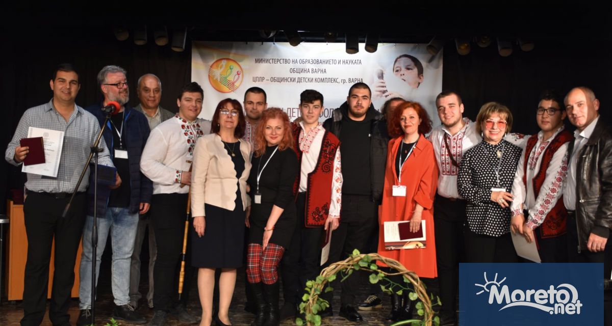 Общо 380 млади фолклорни певци инструменталисти камерни вокални и инструментални